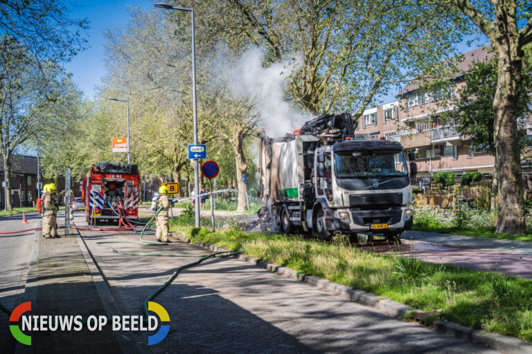Brandweer uren bezig met brandende lading vuilniswagen Evenaar Rotterdam