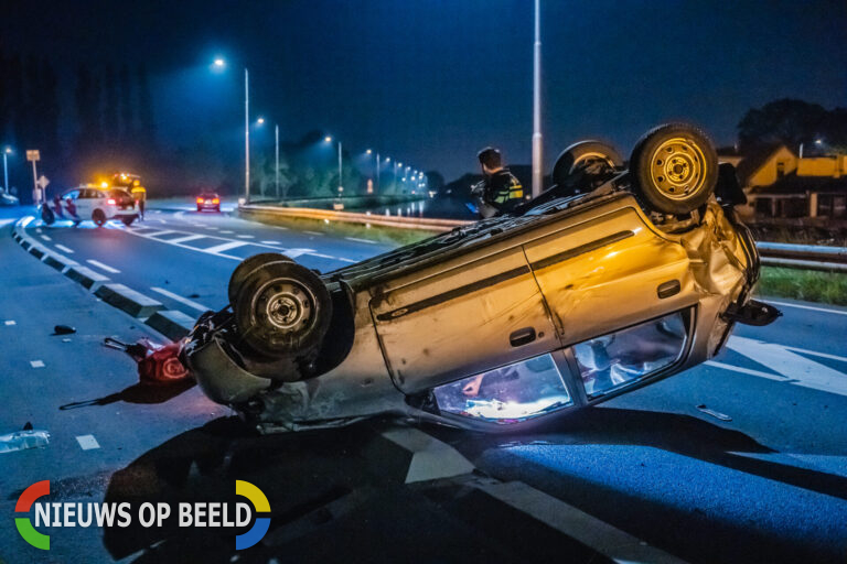 Automobilist raakt van de weg en belandt op zijn kop Henegouwerweg Waddinxveen