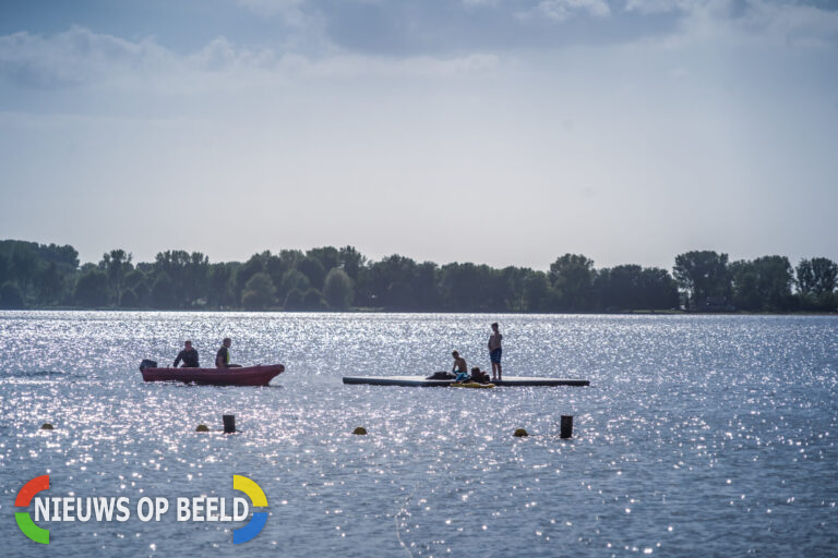 Brandweer haalt onderkoelde kinderen van vlot uit Zevenhuizerplas Rotterdam-Nesselande