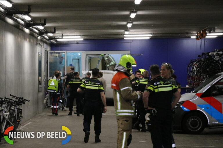 Automobilist rijdt politiebureau Rotterdam Zuidplein binnen (video)
