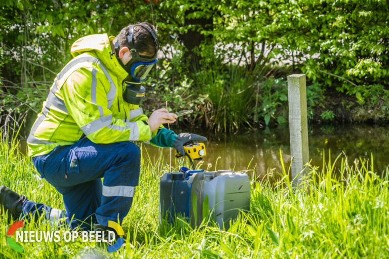 Jerrycans met drugsafval gedumpt in sloot Haagwinde Capelle aan den IJssel