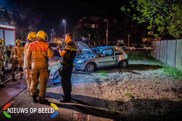 Kersverse automobilist rijdt lantaarnpaal uit de grond Noorderbreedte Capelle aan den IJssel