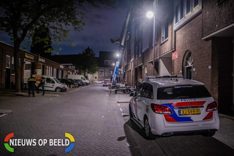 Vrouw gewond na val door glazen dak Oestendestraat Rotterdam