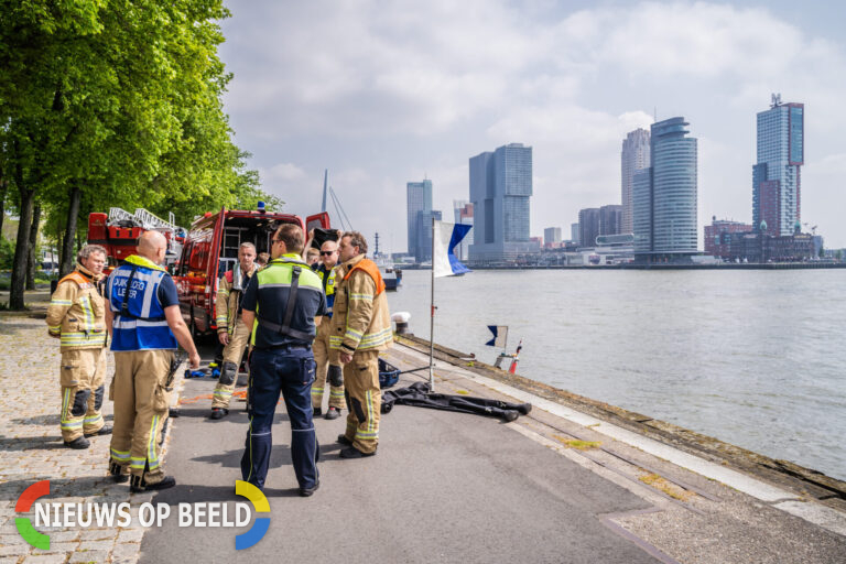 Brandweer op zoek naar drenkeling in de Maas Westerkade Rotterdam