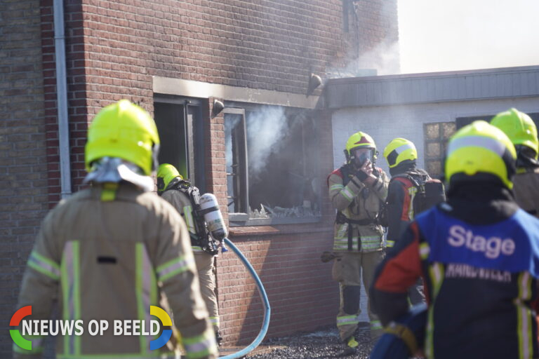 Grote uitslaande brand in bedrijfswoning Onderweg Rotterdam.