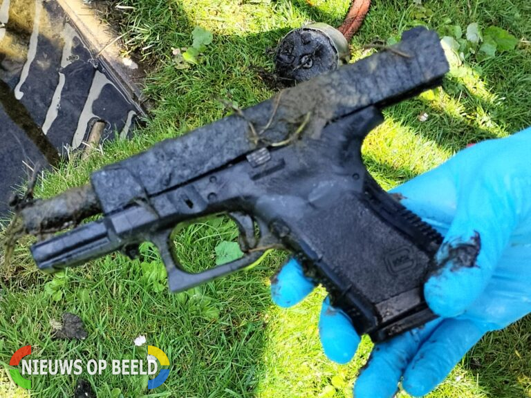 Broers vissen met magneten vuurwapens op in Rotterdam en Hellevoetsluis