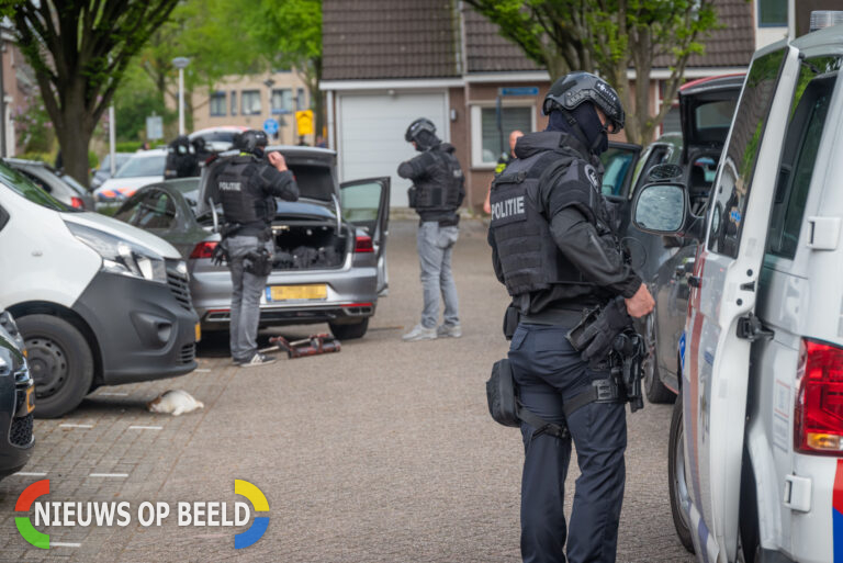 Team Parate Eenheid valt woning binnen na vuurwapenmelding Ristervoorde Spijkenisse