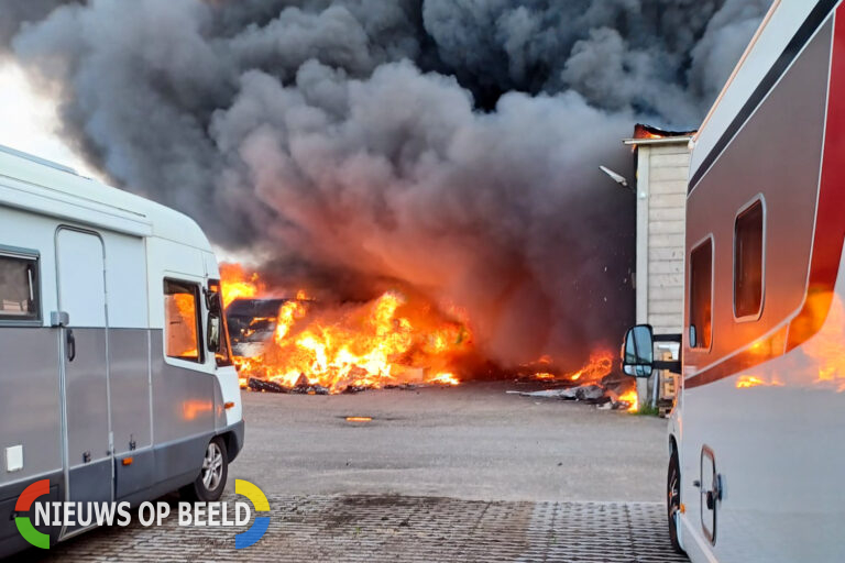 Uitslaande brand in loods met caravans Laan van Mathenesse Bleiswijk