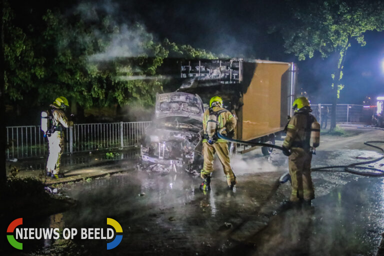Bakwagen volledig verwoest door brand Tweebosstraat Rotterdam