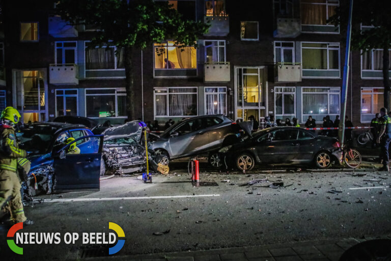 Drie gewonden en grote ravage bij ernstig ongeval Dordtsestraatweg Rotterdam (video)
