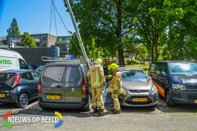Hangbruginstallatie breekt van flatgebouw en valt op auto’s Seringenstraat Maassluis
