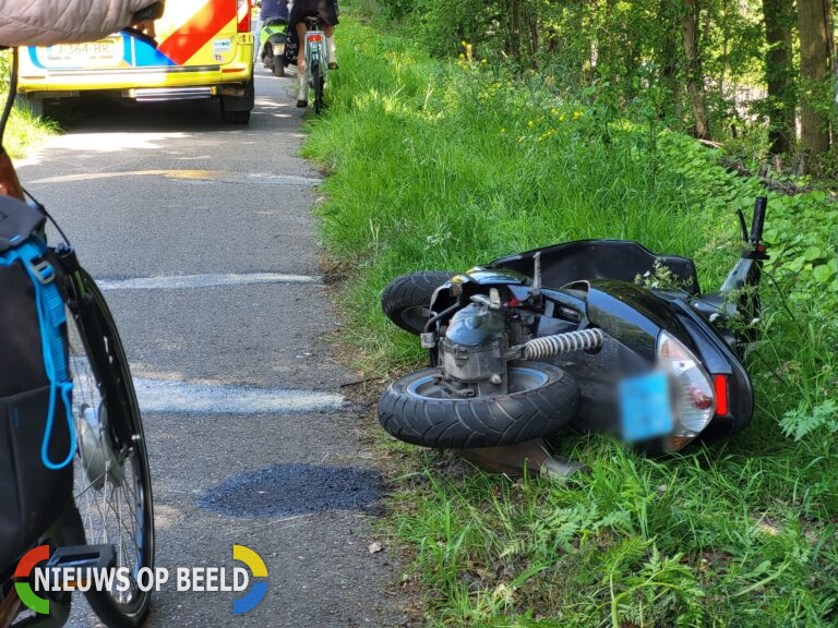 Bestuurder van scooter vlucht na aanrijding met fietser