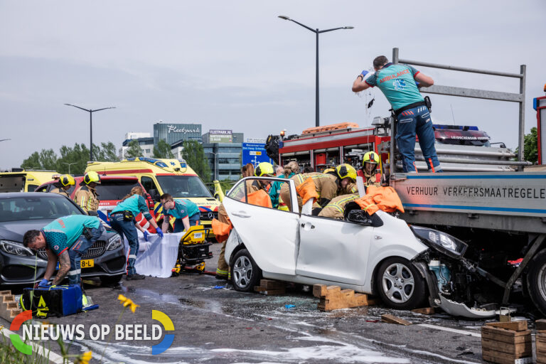 Slachtoffer overleden bij zwaar ongeval op N14 in Leidschendam