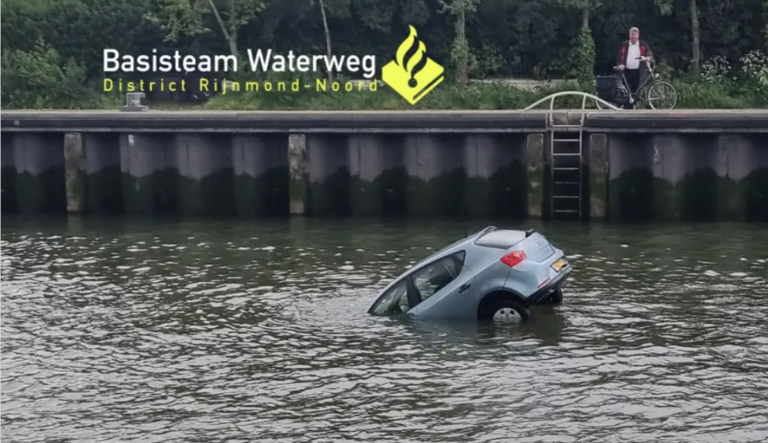 Auto rijdt met inzittenden in het water na vergeten handrem Oosthavenkade Vlaardingen