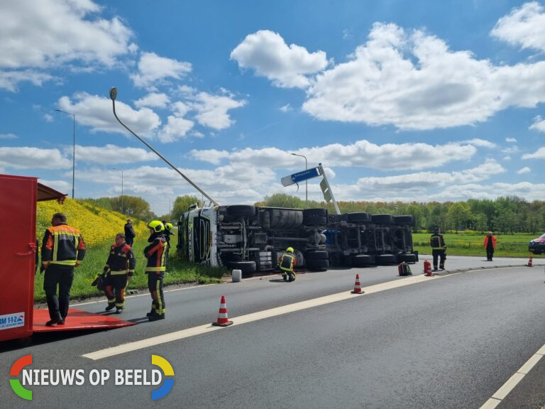 Vrachtwagen kantelt op rotonde Goudseweg bij Bodegraven