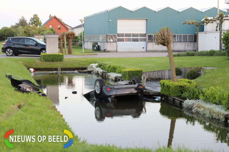 Auto op z’n kop in de sloot op de A.H. Verweijweg Berkel en Rodenrijs