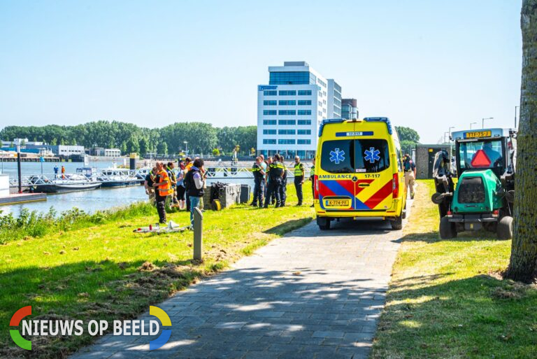Brandweer zoekt in water Waalhaven na vondst van kleding bij bankje