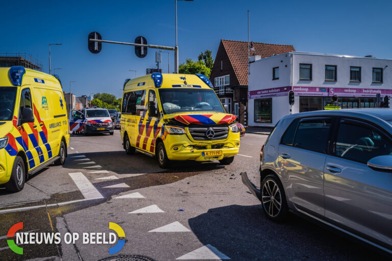 Ambulance met spoed botst achterop auto Capelseweg Capelle aan den IJssel