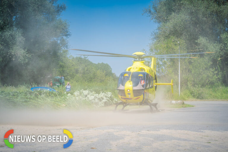 Zandstorm nadat traumahelikopter landt op parkeerplaats Hitlandbos Nieuwerkerk aan den IJssel