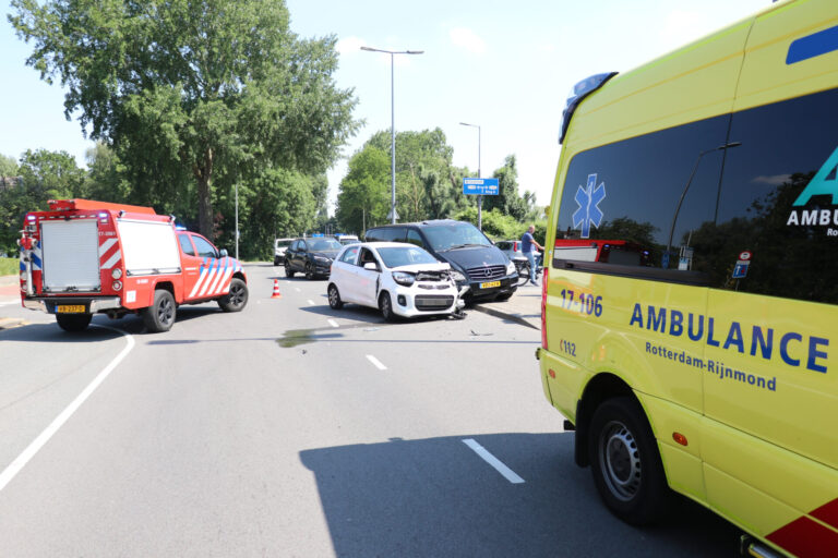 Forse schade bij aanrijding Korperweg Rotterdam