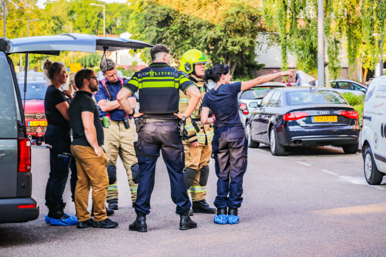 Brandweer verricht metingen na vondst overleden persoon Wilbertoord Rotterdam-IJsselmonde