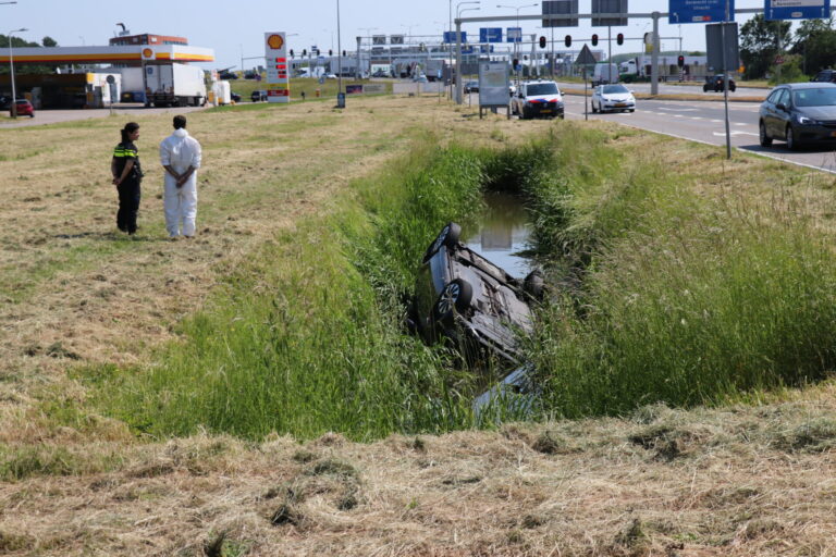 Man wil invoegen maar raakt met auto te water Dierensteinweg Barendrecht