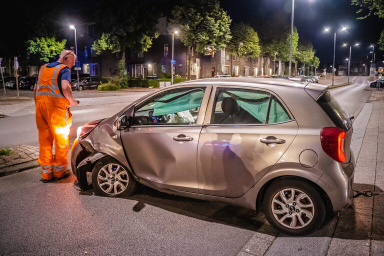 Dronken bestuurder op leeftijd botst op lantaarnpaal Zevenkampse Ring Rotterdam