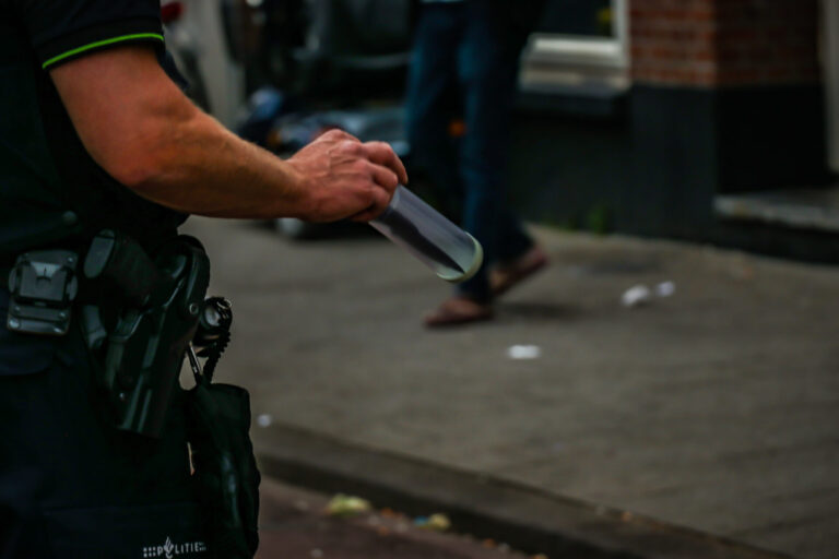 Man rent in verwarde toestand met mes de weg op Strevelsweg Rotterdam