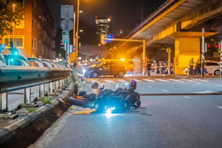 Motorrijder ernstig gewond bij aanrijding Gordelweg Rotterdam