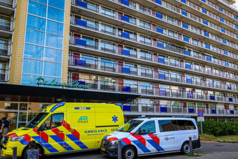 Agenten halen opnieuw verwarde man uit zijn woning Langehorst Rotterdam