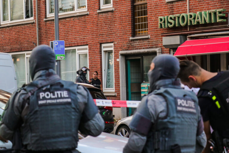 Arrestatieteam valt woning binnen na mogelijke schietpartij Zandblokstraat Rotterdam