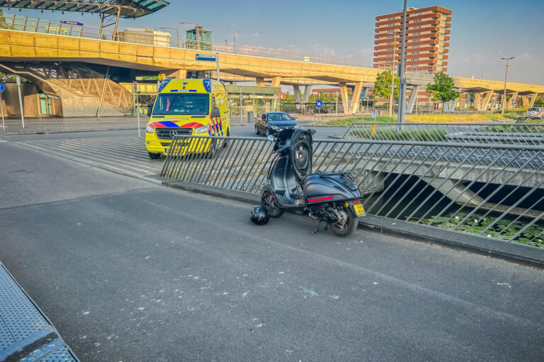 Drie gewonden na aanrijding scooter Laan van Dada Rotterdam