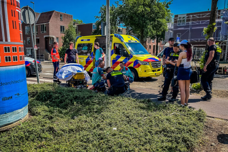 Gewonde na ongeluk tussen scooter en fietser Gerdesiaweg Rotterdam