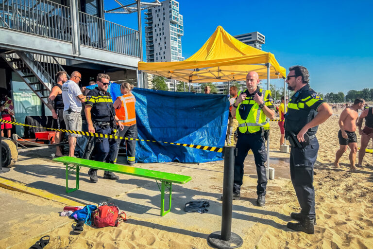 Strandwachten en brandweer halen jonge drenkeling uit Zevenhuizerplas in Rotterdam Nesselande, toestand kritiek
