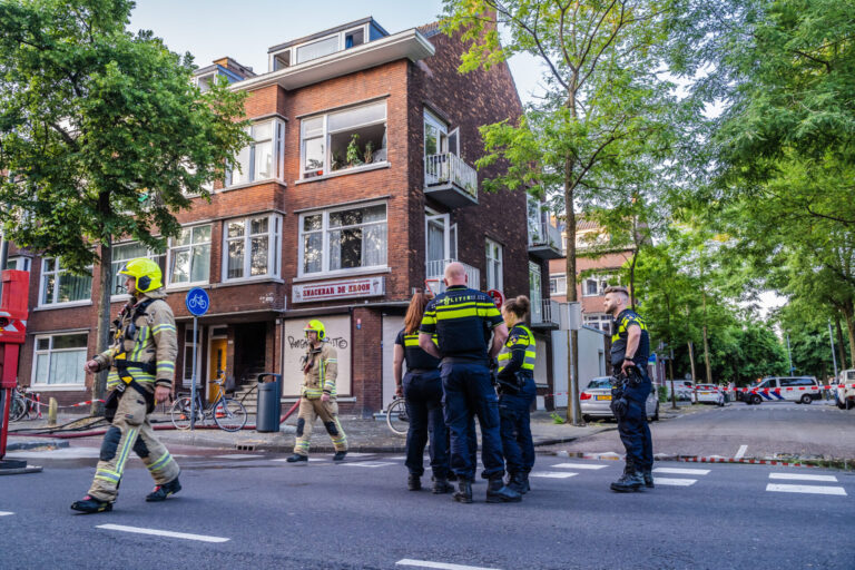 Brandweer redt vier mensen van balkon na explosie met brand in portiek Franselaan Rotterdam (video)