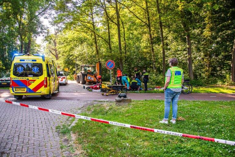 Twee zwaargewonden na aanrijding tussen tractor en scooter Wichardstraat Rotterdam