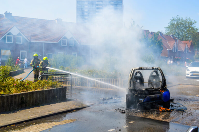 Smart vliegt tijdens parkeren in brand Scheerderij Maassluis