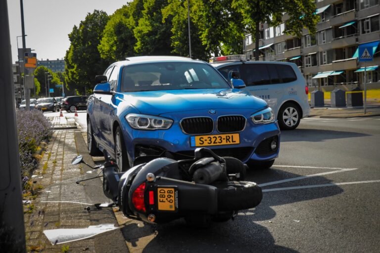 Maaltijdbezorger raakt lichtgewond na aanrijding met auto Slinge Rotterdam