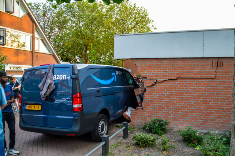 Pakketbezorger rijdt garage in puin na wespensteek Lijnbaan Maassluis
