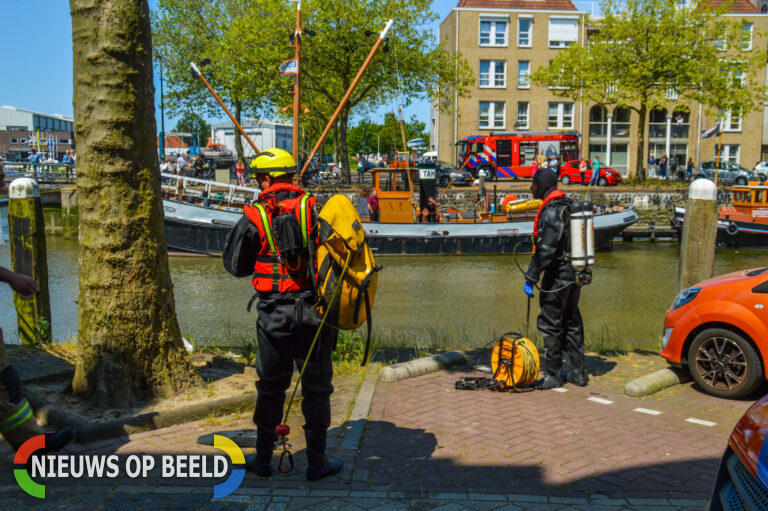 Auto met kind van 1,5 jaar oud rolt van de kade af het water in Haven Maassluis.