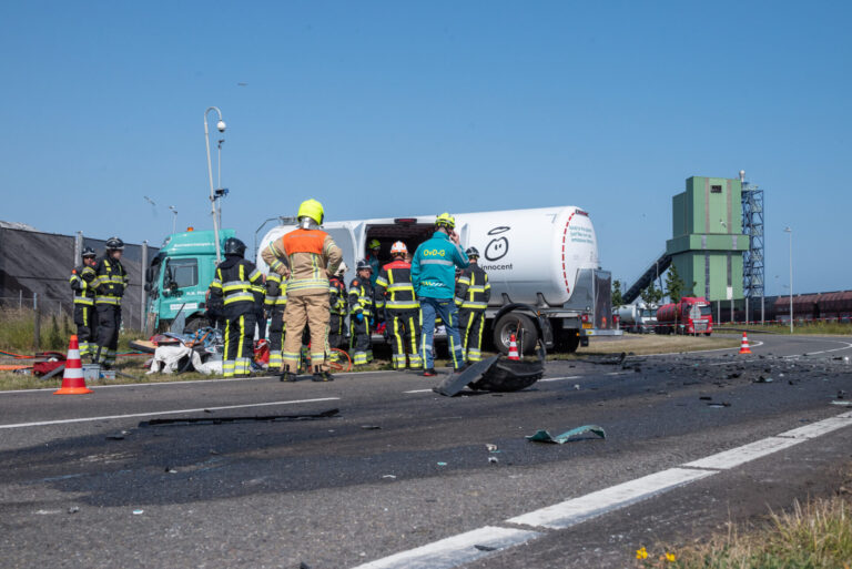 Twee gewonden na zeer ernstig ongeluk tussen bestelbus en vrachtwagen Markweg Rotterdam