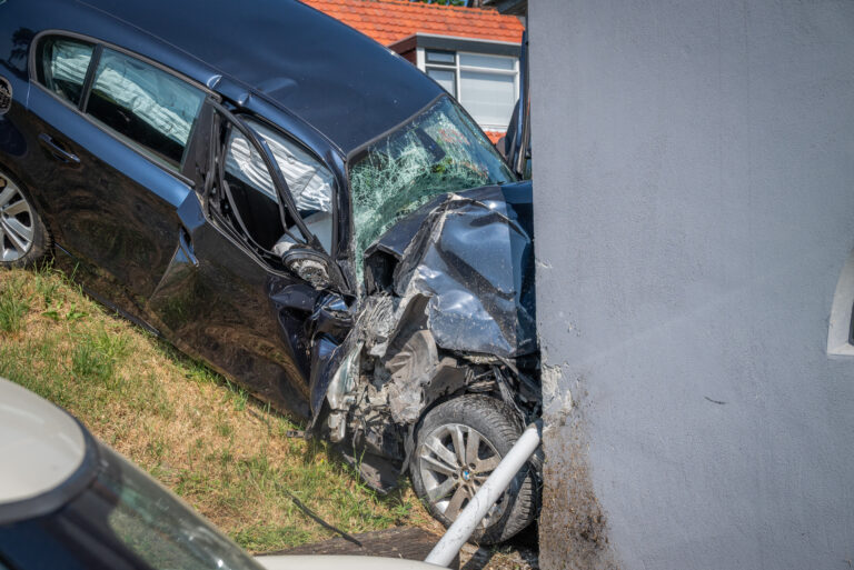 Auto rijdt van dijk en ramt woning Molendijk Zuidland