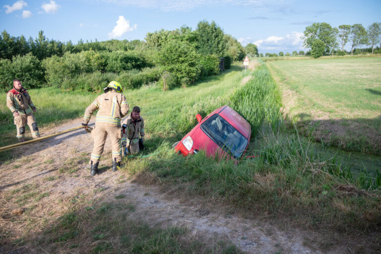 Brandweer rukt uit voor onbeheerde auto in sloot, bestuurder verrast bij terugkomst Oude Kadesedijk Zuidland