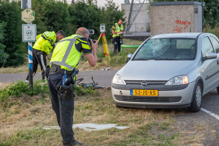 Wielrenner zwaargewond na aanrijding met auto Biertsedijk Simonshaven