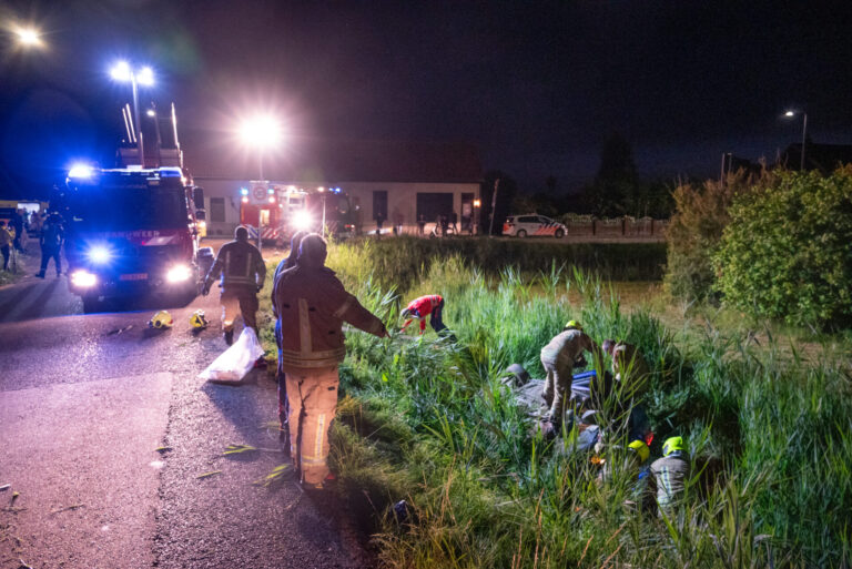 Reanimatie na ongeluk met vier slachtoffers, auto op de kop in sloot Rijksstraatweg Hellevoetsluis