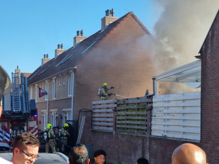 Grote rookwolken zichtbaar na brand in meerdere schuren Katendrechtse Lagendijk Rotterdam