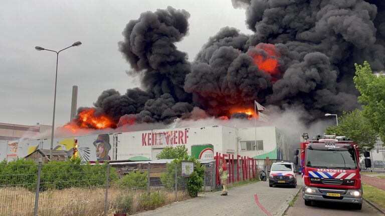 Zeer grote uitslaande brand in bouwmarkt Buurman Keileweg Rotterdam