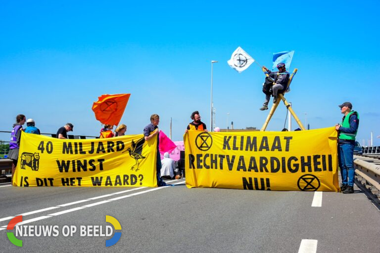 Demonstranten van Extinction Rebellion (XR) bezetten toegangsweg Shell Pernis, sfeer grimmig