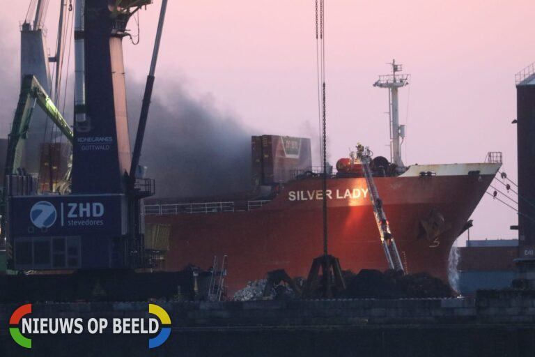 Zeer grote brand op vrachtschip in Dordrecht
