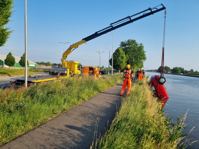 Automobilist zonder rijbewijs rijdt de Gouwe in langs N207 Boskoop